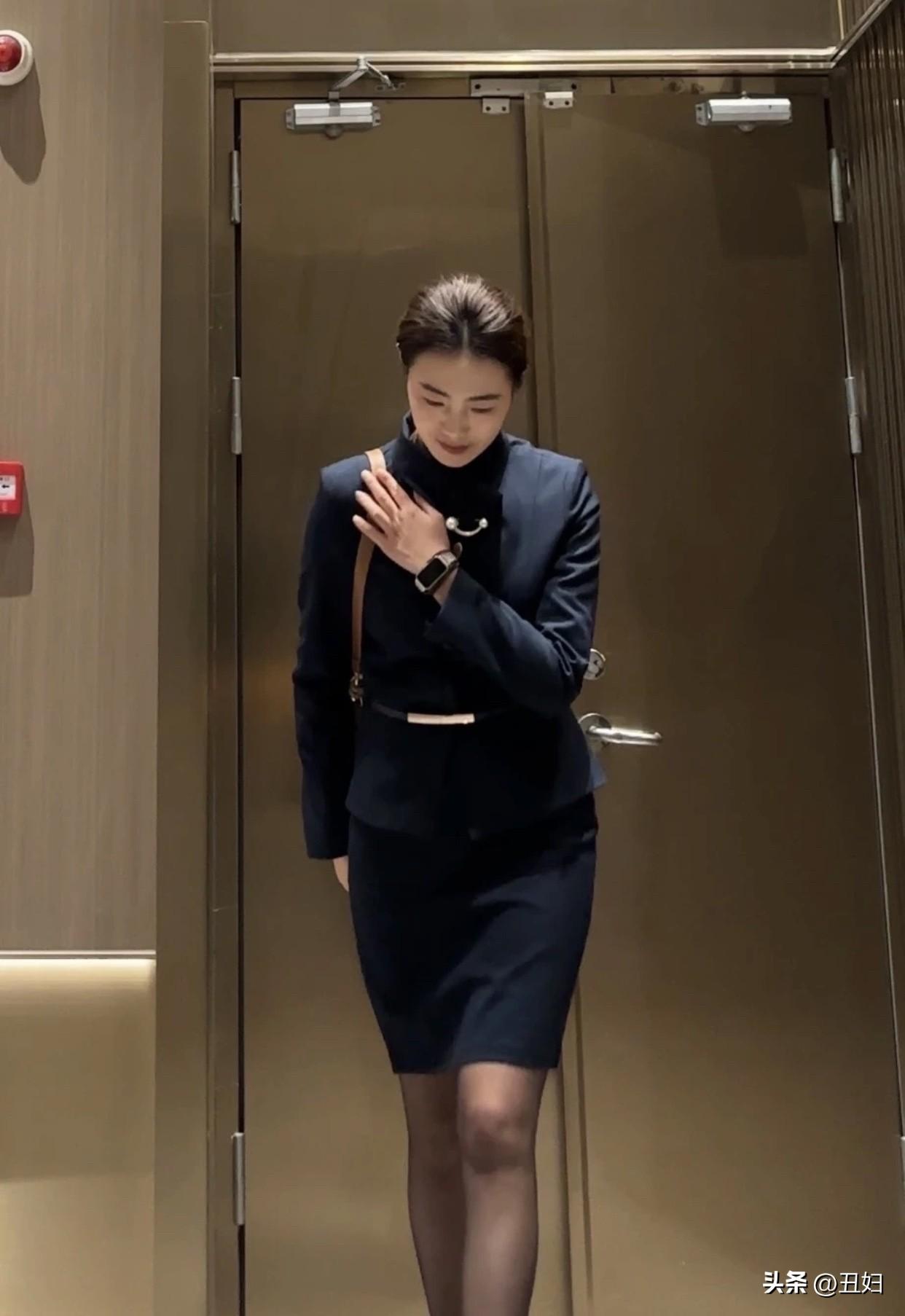 职场穿搭怎样更显女人味?简约的小黑裙，经典又优雅，搭配一双浅口高跟鞋，女人味瞬间