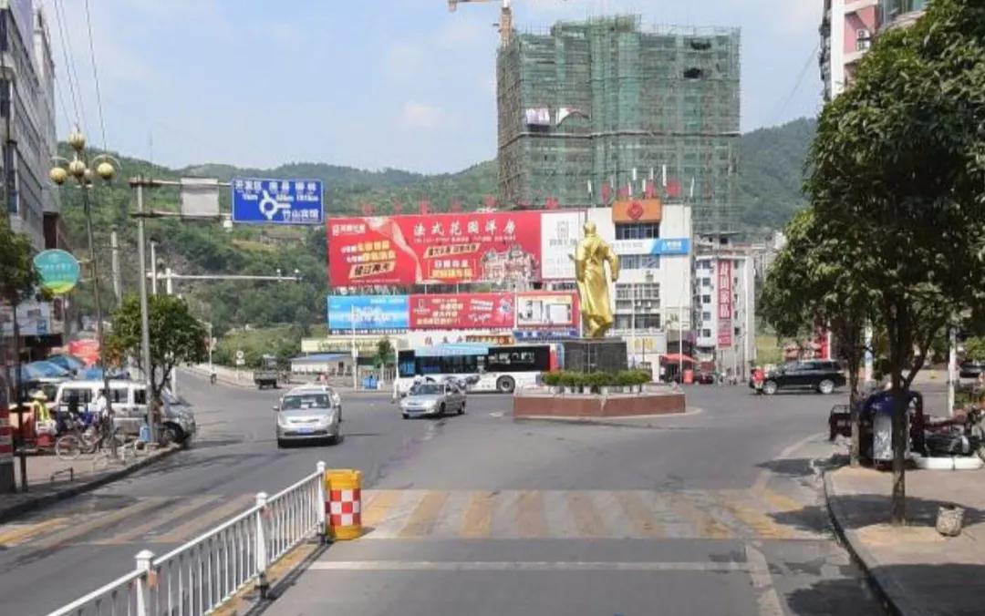 竹山县是湖北省西北部秦巴山区腹地里的一座城市，是湖北省十堰市管辖下的一座县城。竹