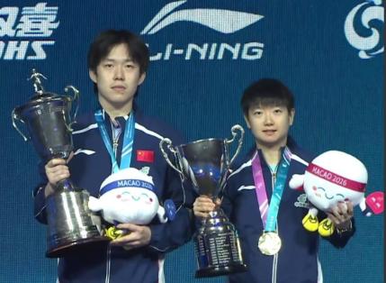 澳门世界杯颁奖礼上，王楚钦一直盯着孙颖莎的奖杯，突然冒出一句：“你的奖杯帽儿呢？