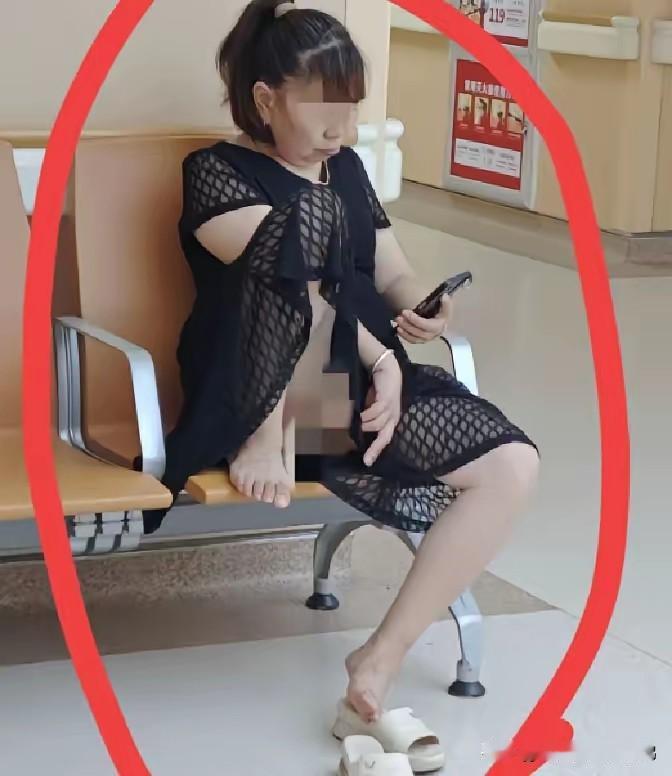 优雅小姐不优雅的事儿 
在医院候诊室的打扮不错的女人，穿了一条黑色的连衣裙，打扮