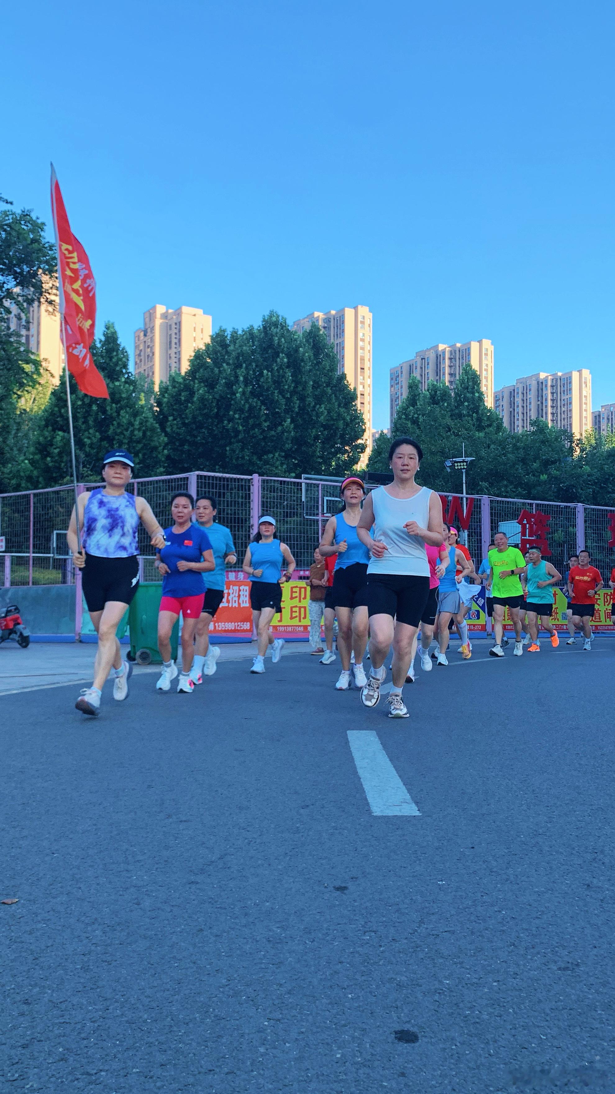 炎炎盛夏，步履不停🏃热浪挡不住奔跑的脚步，和黎明脚步👣小伙伴相约周末，用汗水