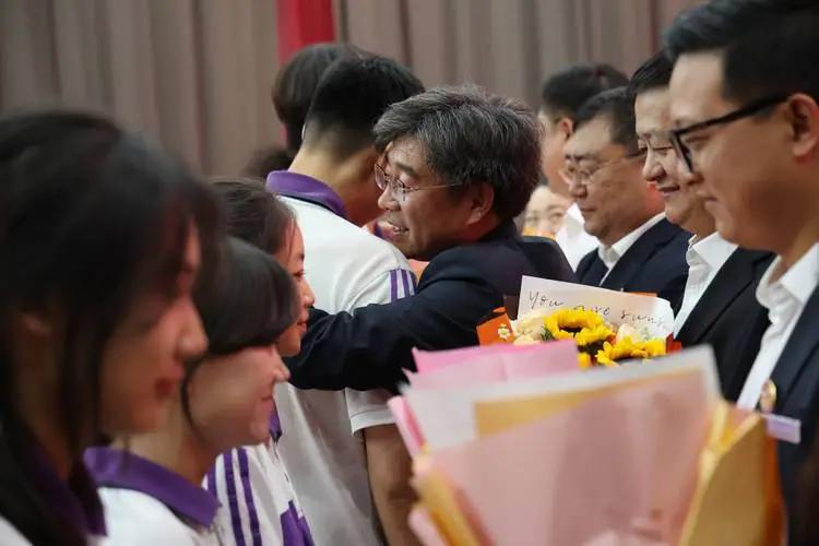 [月亮]高三生必看！不用高考内卷，大厂直接给你高薪，这条出路太香了！


国内的