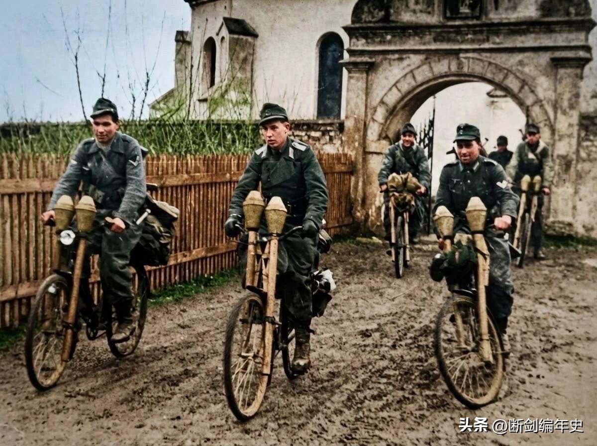 德军自行车反坦克小队。二战中后期，燃油与机动车辆的匮乏让自行车重新成为德军反坦克