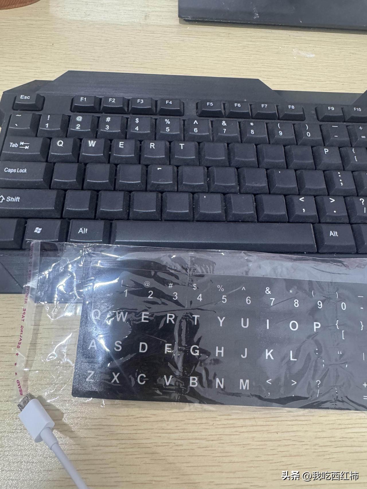 你就说公司能有多抠儿搜
新入职给的键盘上面字母全被磨没了
咱刚来也不好意思说啥，