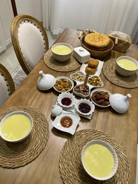 伊犁人的早餐离不开奶茶 .