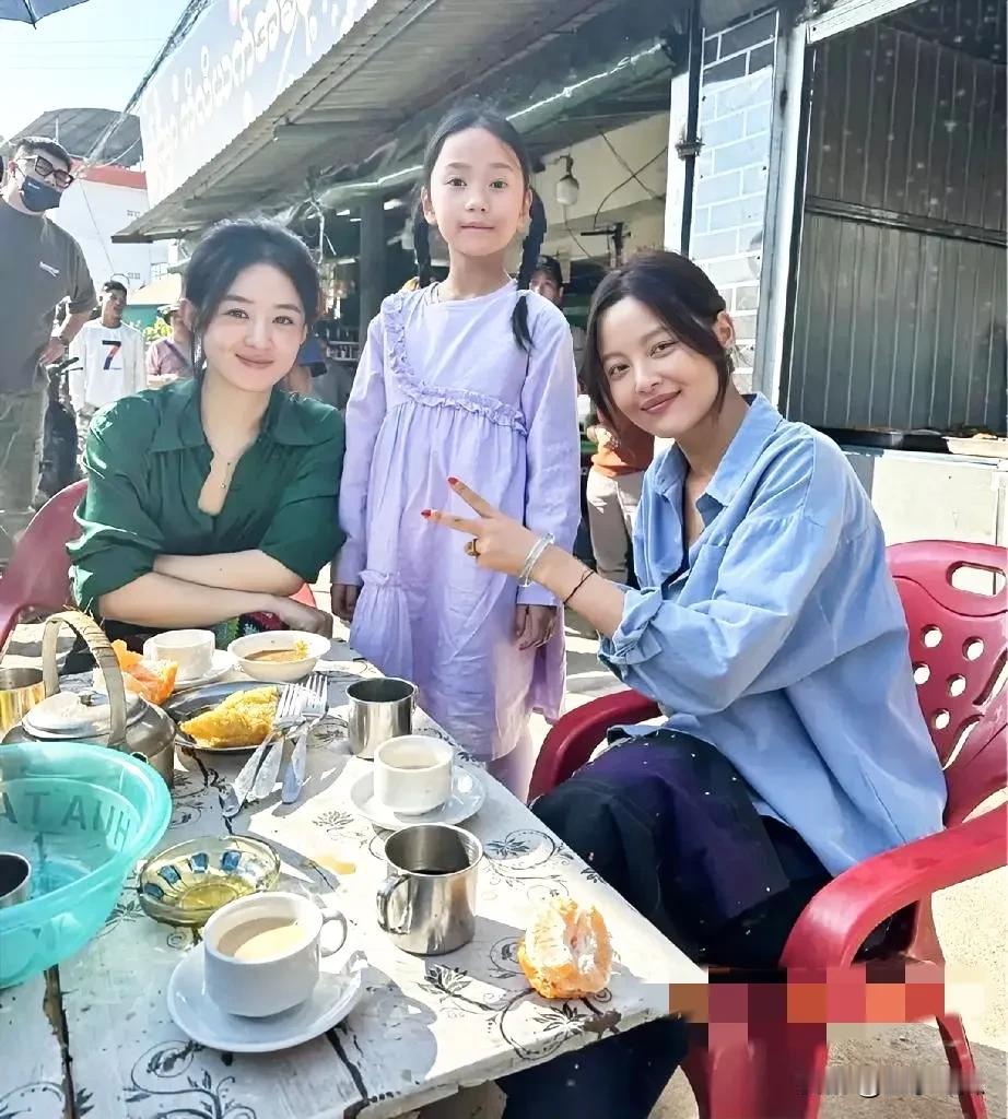 赵丽颖和辛子芷蕾在农家小院就餐，简单的几个菜体现了她们生活的朴素。虽然两人都是大