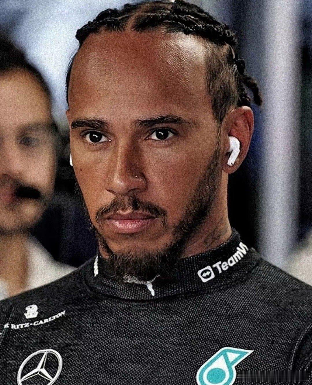一晃而过的神颜路人群演 电影《F1：狂飙飞车》太会搞事！把F1赛场搬进大银幕，神