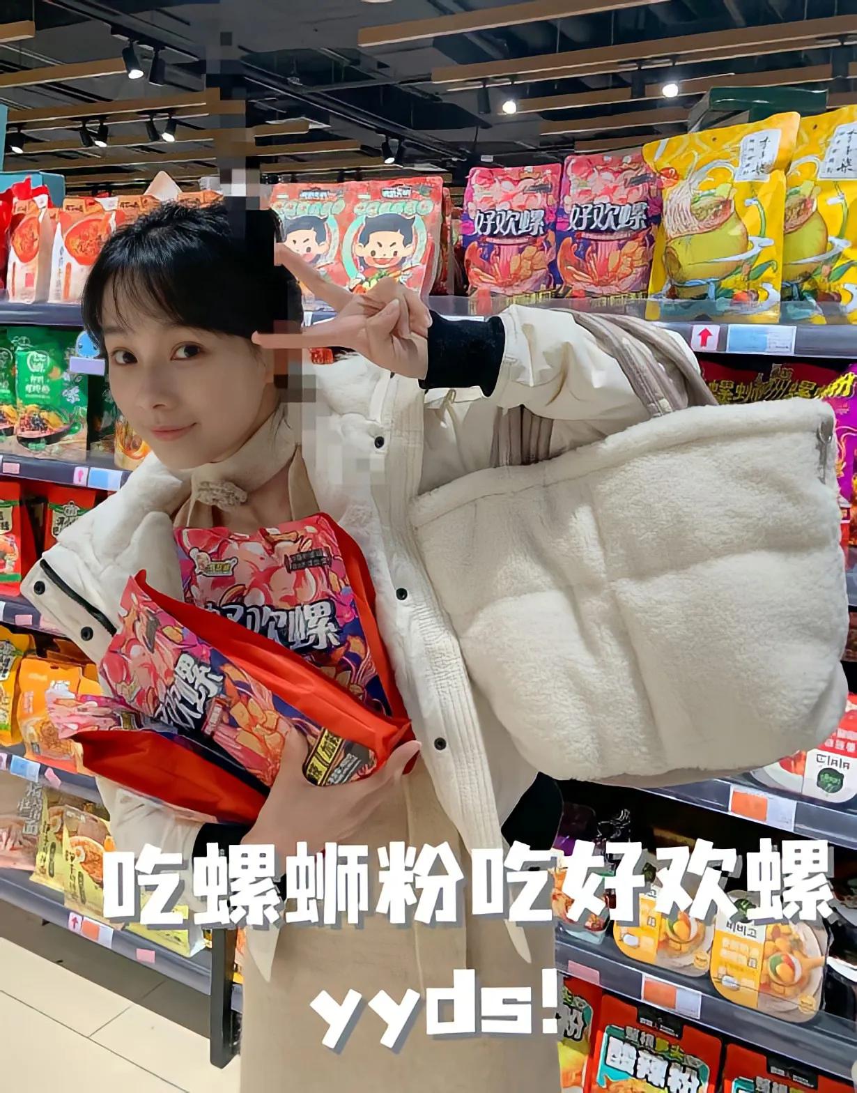 1.杨紫明年应该会接触更多的商务资源，这段时间她招了好几位这方面的工作人员。
2