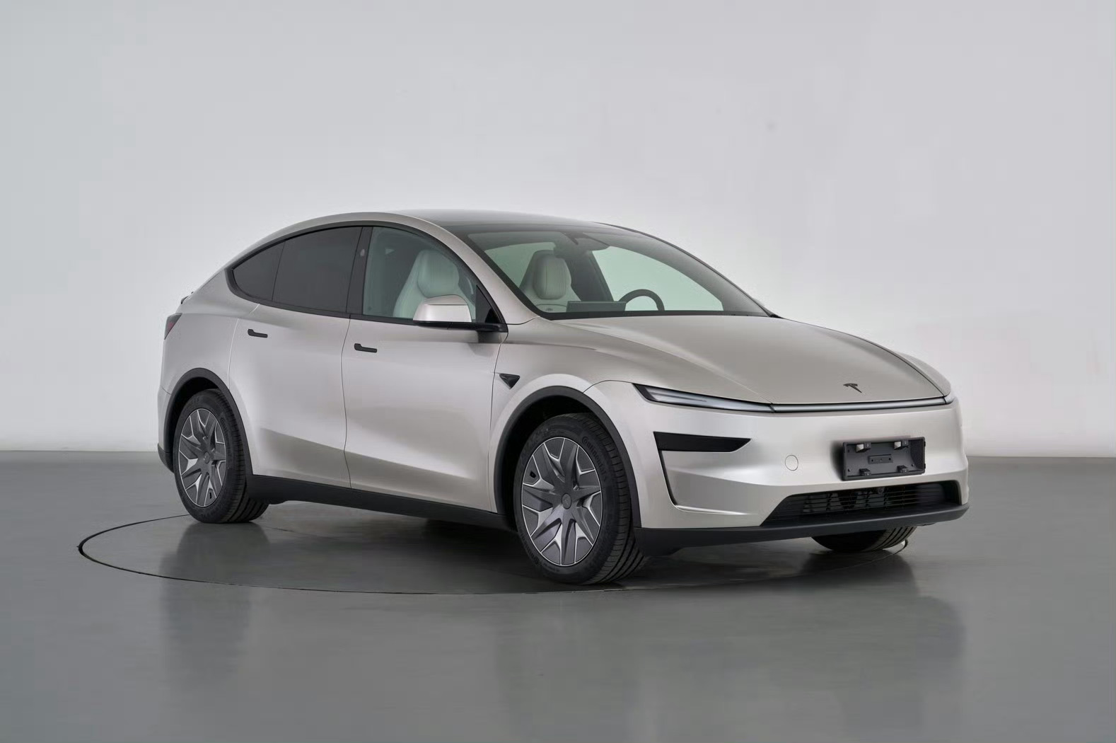 从照片上很难一眼辨识出是Model Y 六座版除了全新的轮毂设计和尾部的YYY标