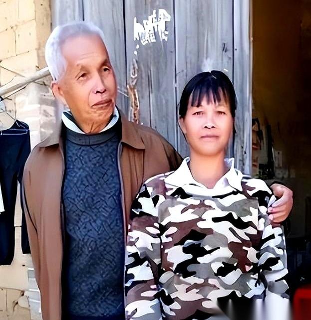 广西那个大哥，49岁那年，从工地上领回来一个19岁的妹子。
然后，就跟按了复制粘