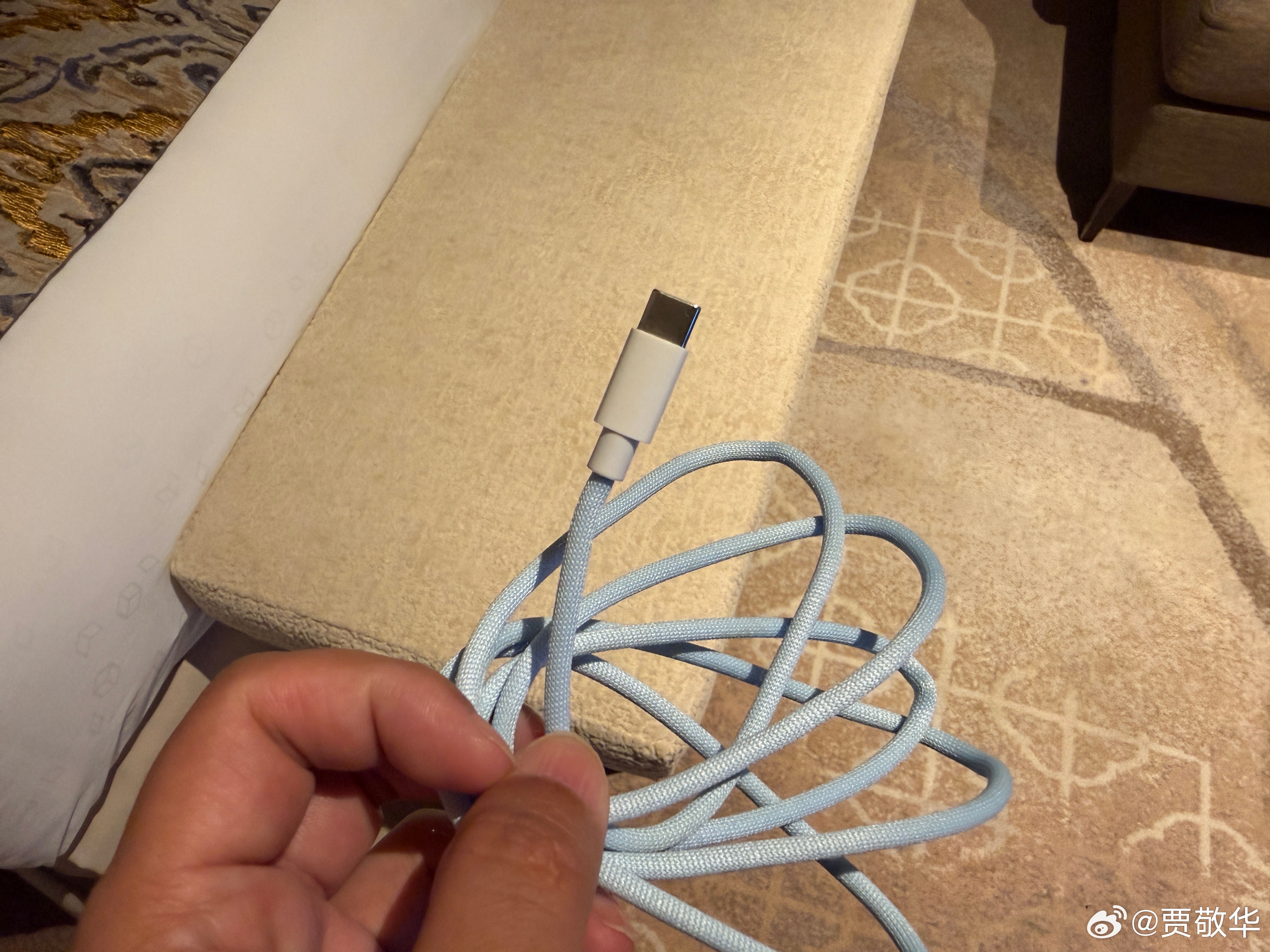 刚才用充电线从手机向电脑里导视频素材，结果用这条线电脑无法识别手机，换了另外1条