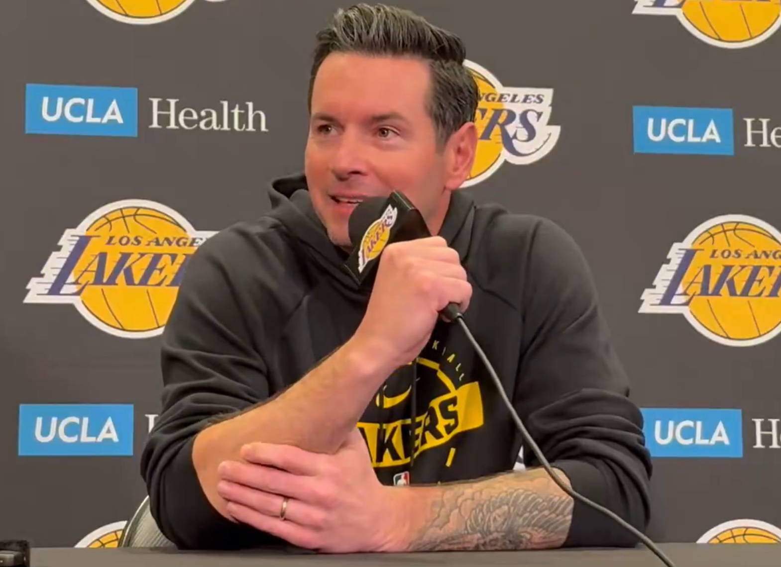 雷迪克表示他与东契奇的场边互动非常正常，两人关系很好，这只是两位极度好胜的人之间