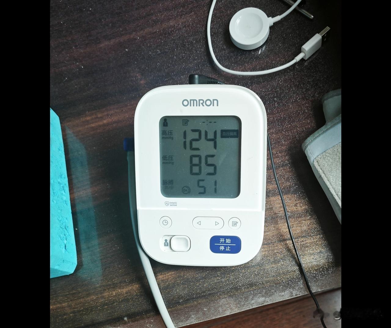高血压降下来的原因找到了——
 
前两天老夫发文章，说连续八天，我的血压都稳定在