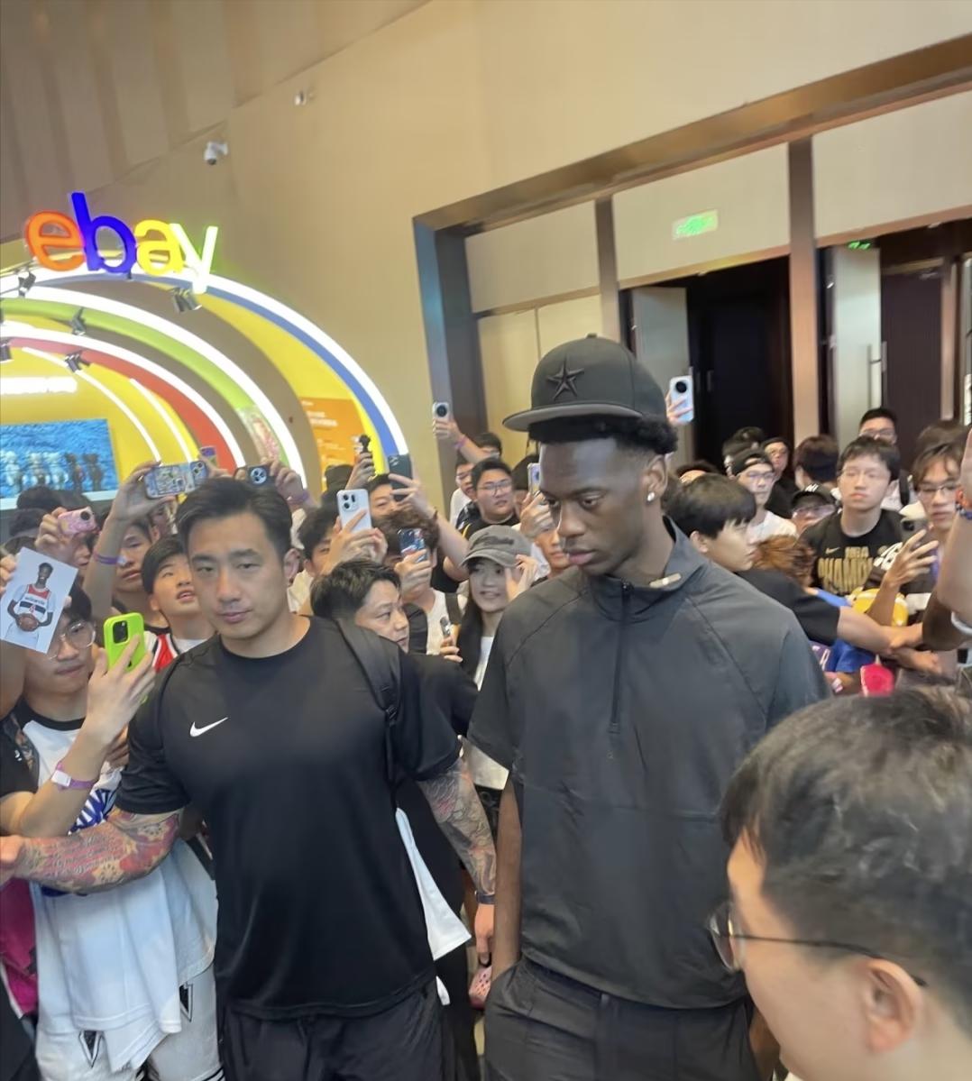 新科状元迪班萨来华耍大牌，开口不加 50 万刀就罢工，结果主办方 HS 真妥协了