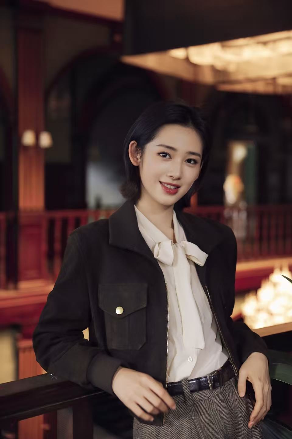 鹤秋这一秒过火出场鹤秋抗住了易军的镜头 绝了，鹤秋这是什么天选叶芝鸿！在易军的电