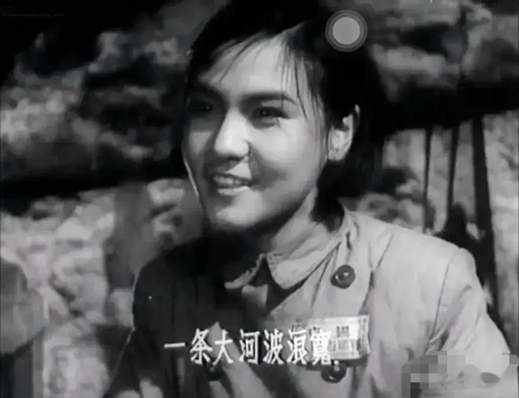 小时候，通过电影频道看到电影《上甘岭》，印象最深刻的，就是饰演卫生员的女主角刘玉