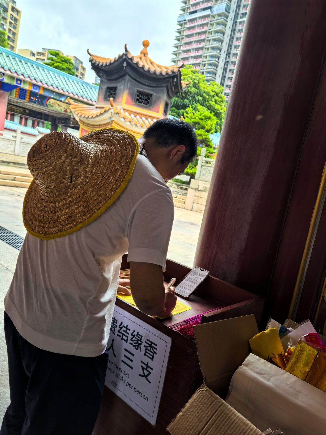 今天好热啊，站在凉处，都汗如雨下。寺庙 深圳·天后宫庙