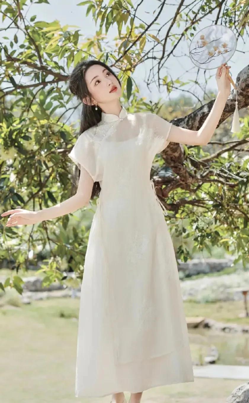 我对改良旗袍情有独钟
但是也确实是不好意思穿出门
因为我腰粗臀小……
但看到了心