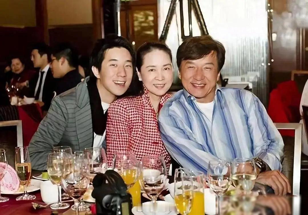 成龙在一次采访里，说半夜翻手机监控，看见妻子林凤娇一个人坐在客厅里，据报道是在默