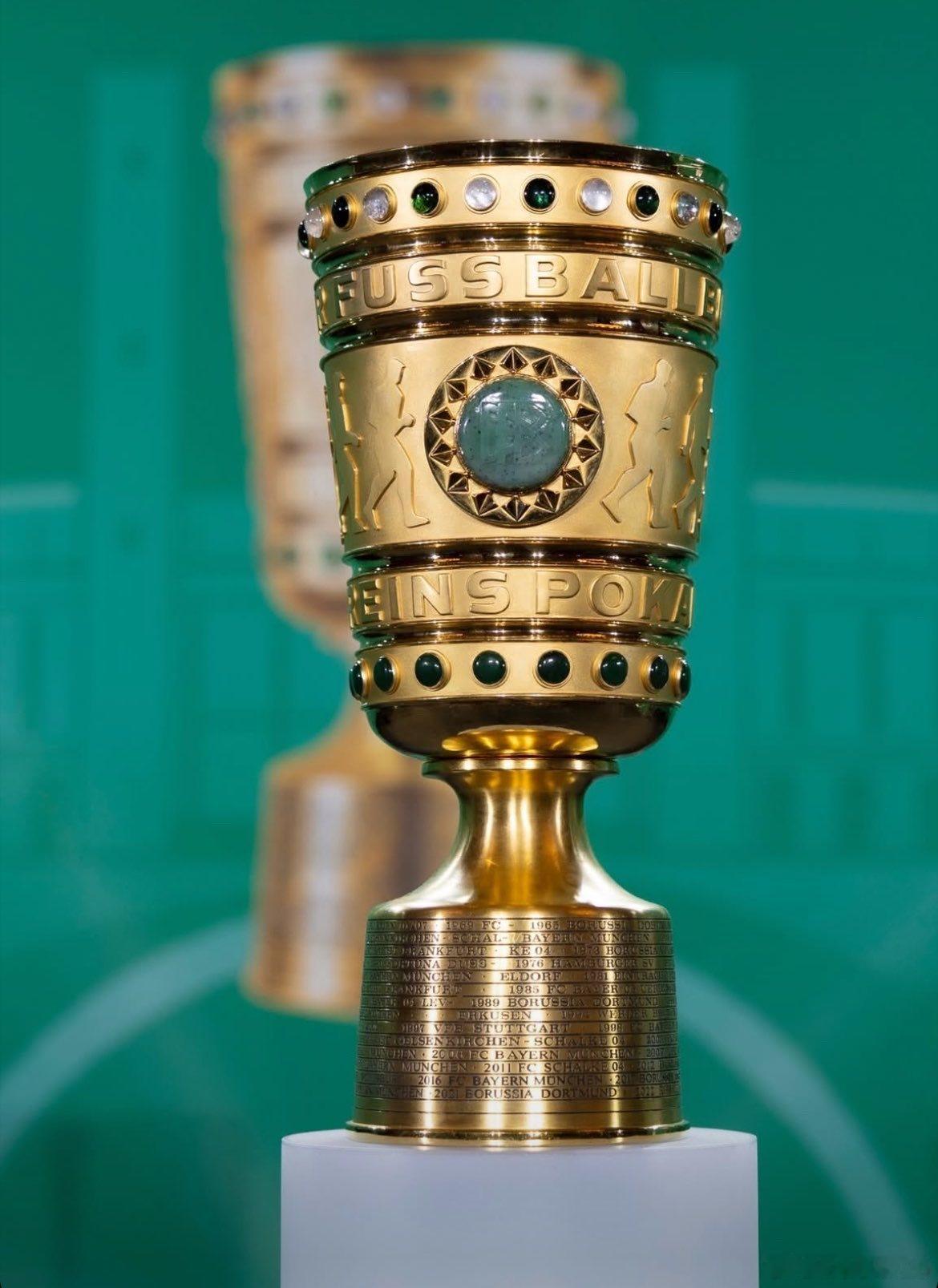 💫德國杯獎杯和德國杯決賽用球⭐是時候把獎杯帶回慕尼黑了🏆🇩🇪 