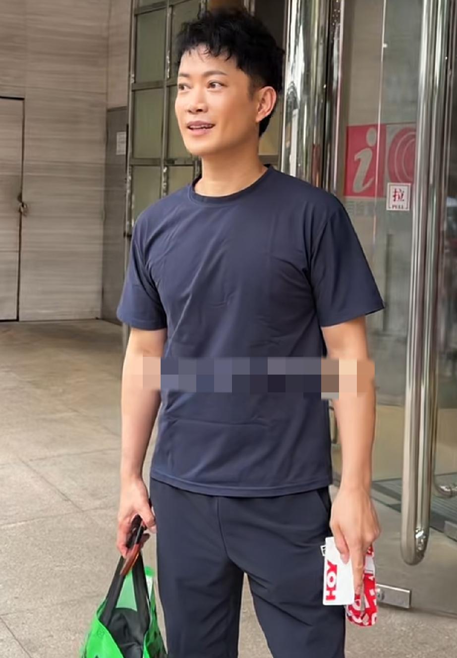 排骨仔敖嘉年49岁跟29岁一样年轻

看义海豪情的时候又黑又瘦，每天可怜巴巴的，