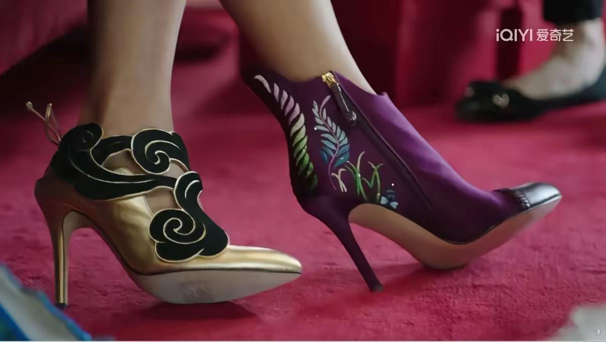 电视剧《我的前半生》里有一幕是罗子君去商场买鞋子 一双要八万块 有人知道是什么牌