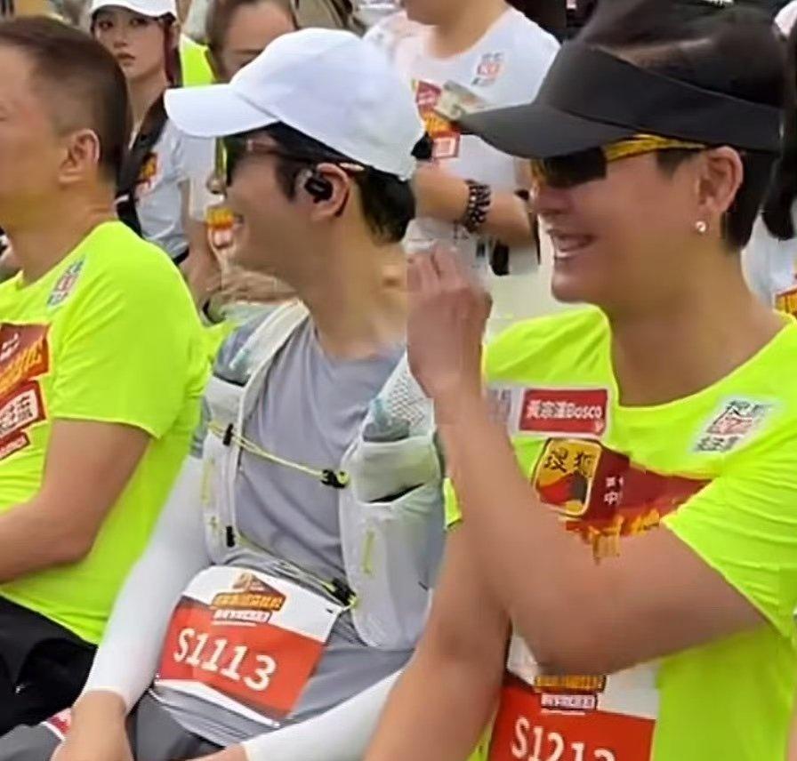 黄宗泽比黄晓明还会饭撒搜狐新闻马拉松名场面，黄宗泽模仿饭撒，自带港星魅力更绝