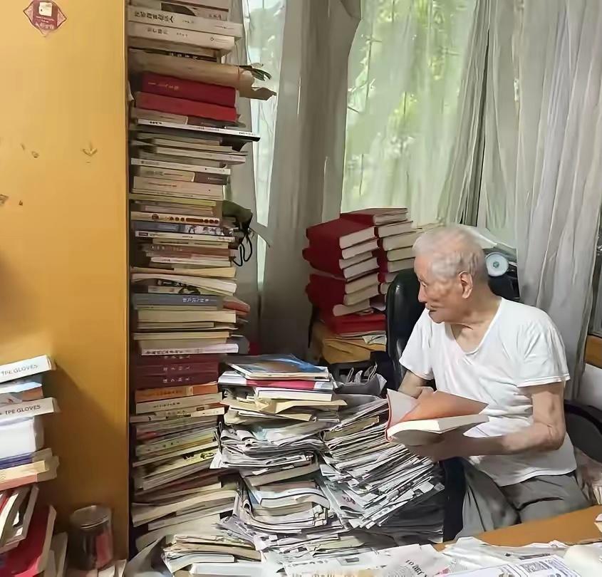 102岁寿星作家王火先生书房 ​​​