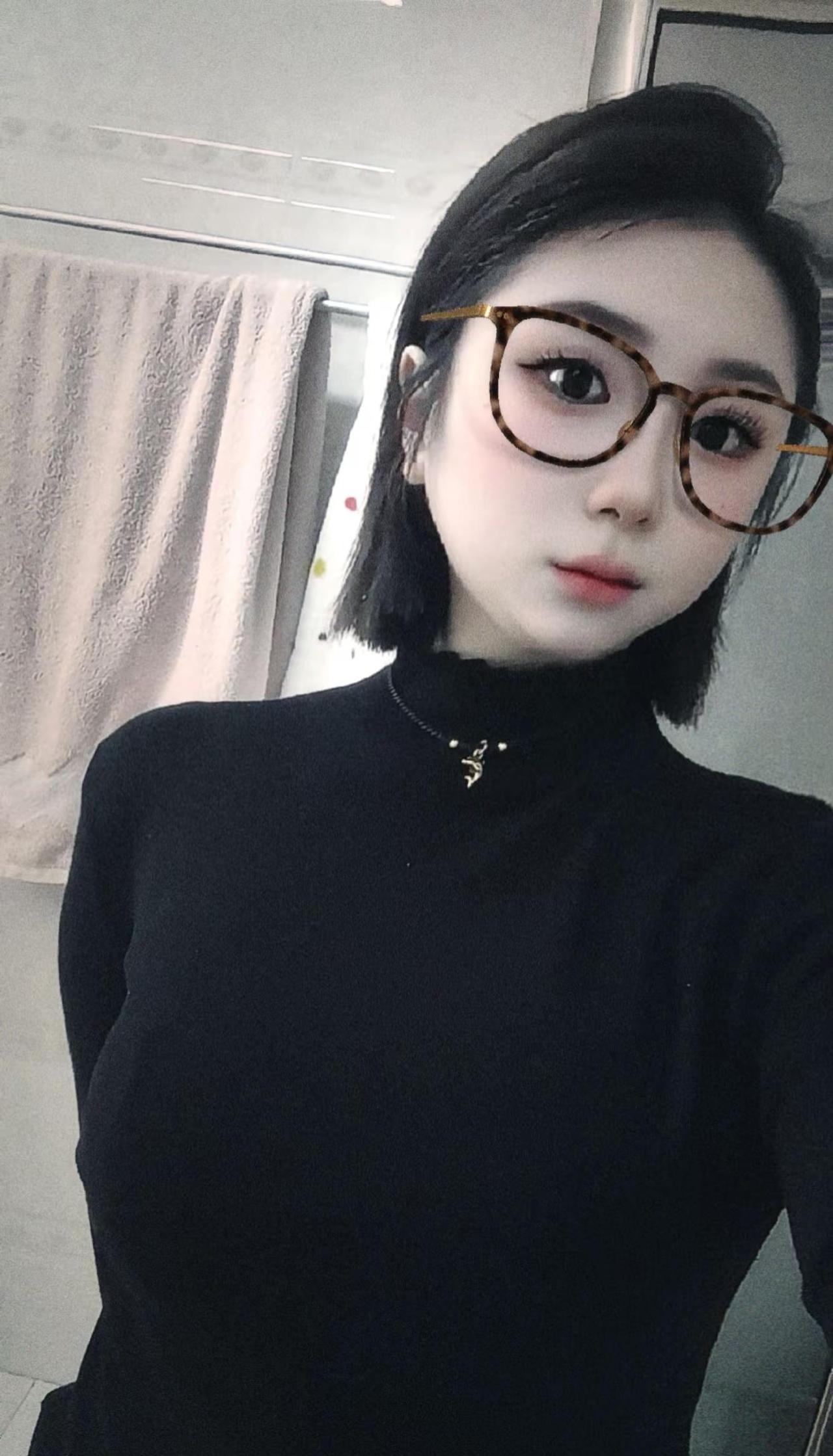 越来越理解女巫了 一个人住在安安静静的小木屋煮毒药 神神叨叨 叽叽咕咕 再养一只