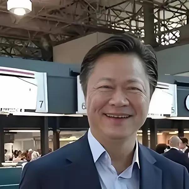 赖岳谦人生三位贵人。
第一位：学生。政治大学要解除他教职时，上百学生联名请愿，觉