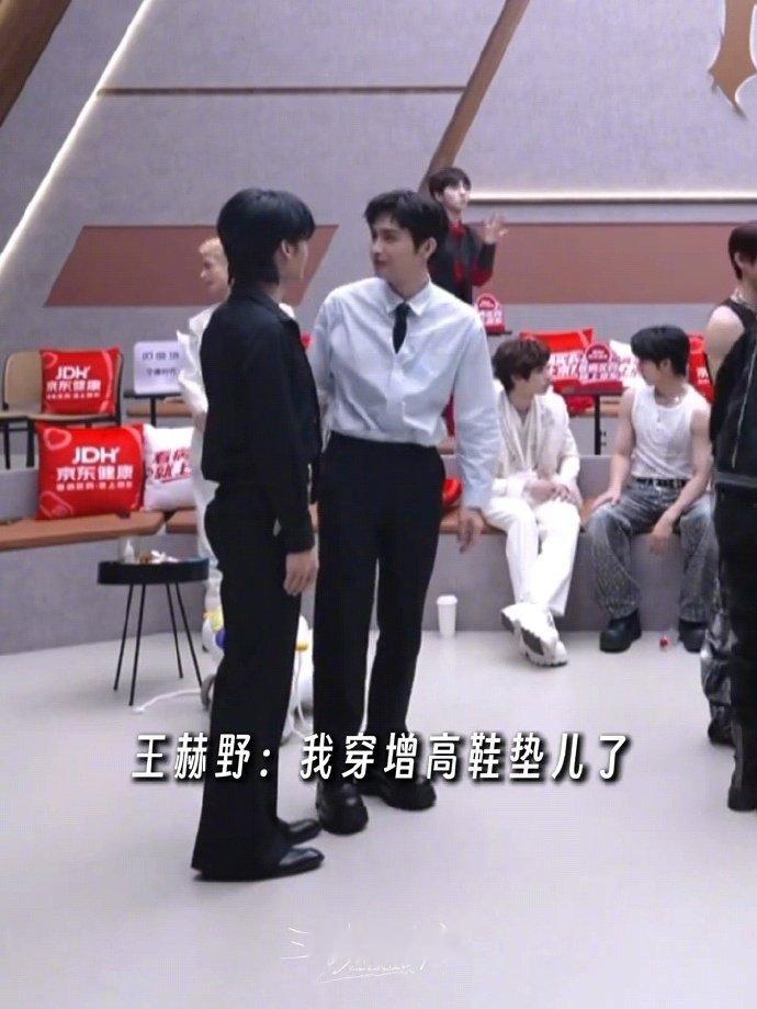 张彬彬王赫野比身高披荆斩棘 男生比身高永远有惊喜！王赫野自曝增高鞋垫，张彬彬震惊