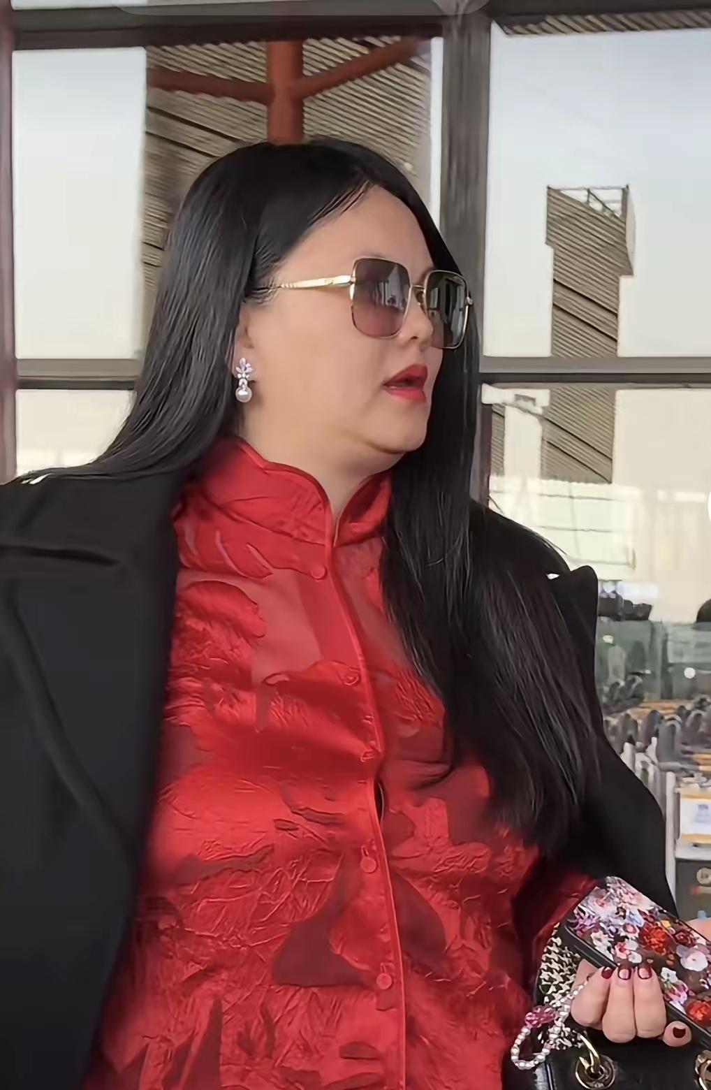 都说有钱人快乐无边
其实母爱从来不标价
当明星飞越九千公里
只为给孩子过生日
