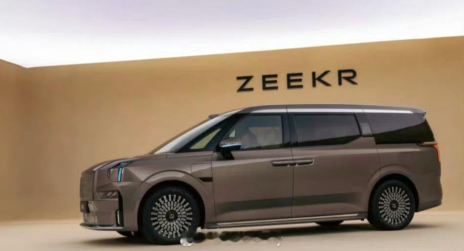 焕新极氪009定档北京车展预售 说来惭愧之间还没开过极氪009，不过坐是活动上体