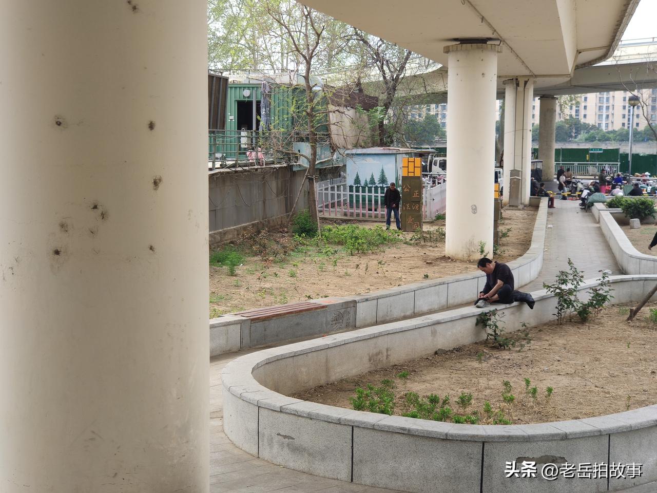 这个地方的尿臊味儿真大！经常从郑州市人民公园四门口经过的人都知道，在铭功路金水河