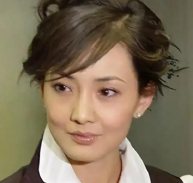 吵完架，他递来一碗面
 
牛莉生完娃那阵子，一点就着。有天她红着眼问刘亚东：你就