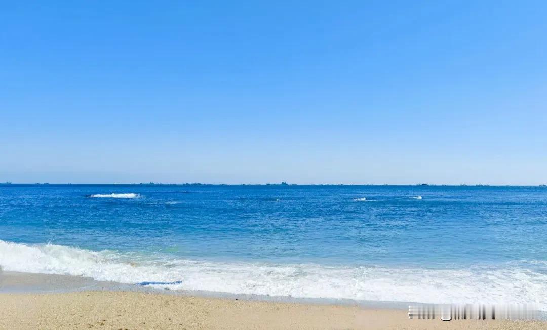 #秋季景色大pk#
这里的每一天
都涌动着希望
海浪拨动心弦
凉爽的秋风里
一湾