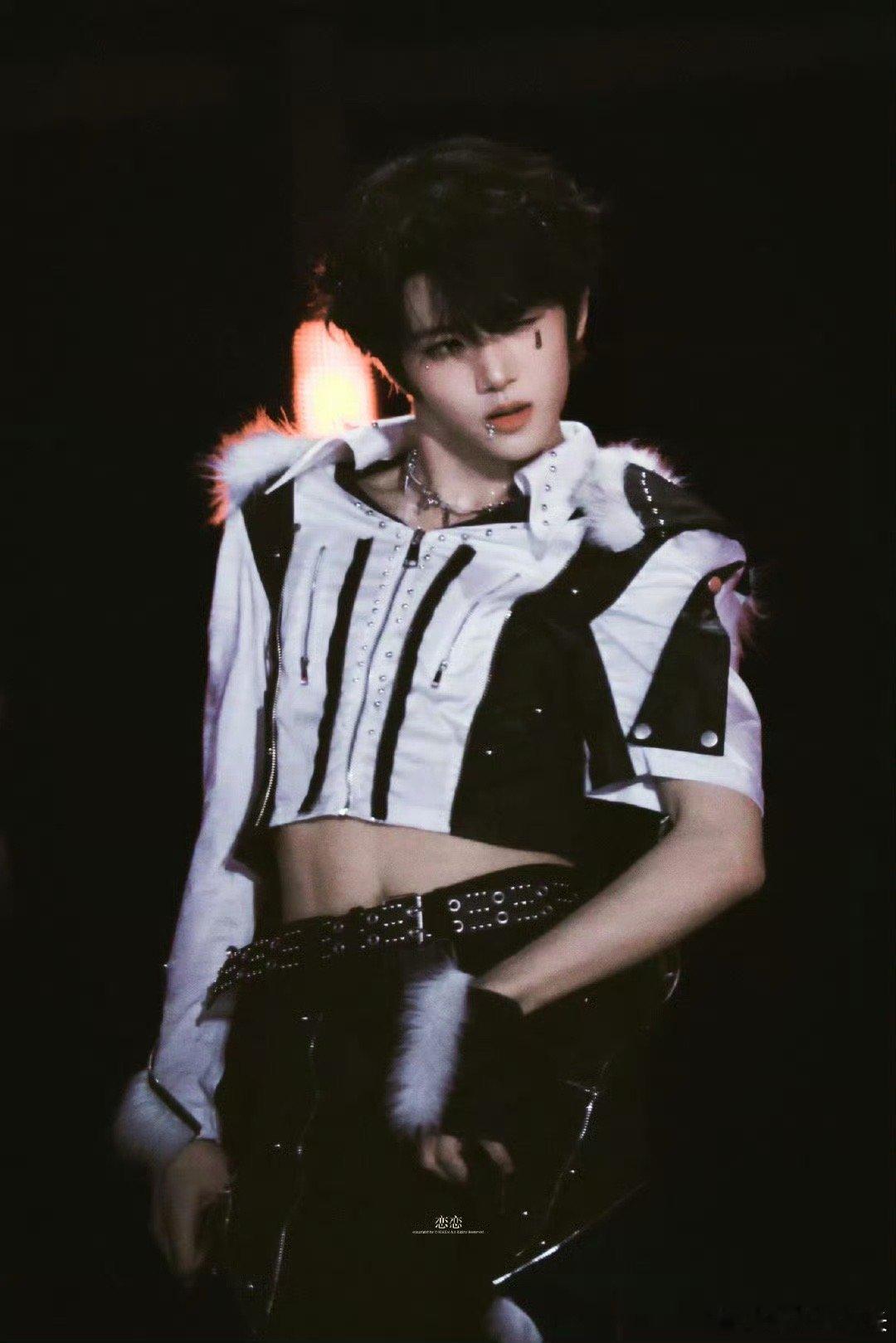 张函瑞川渝春晚应援张函瑞川渝春晚应援🈶！粉丝的爱要溢出屏幕了！！线下的粉丝注意