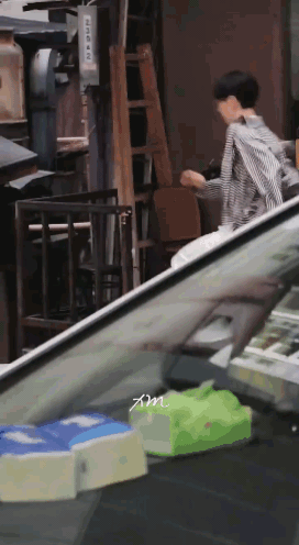 成毅跑太快没收住扑进人群！
成毅拍这场戏的时候，唰的一下就从我们面前冲了过去，但