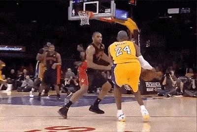 NBA历史上要论强投能力，科比绝对是独一档的存在。

当面对防守球员的贴防以及死