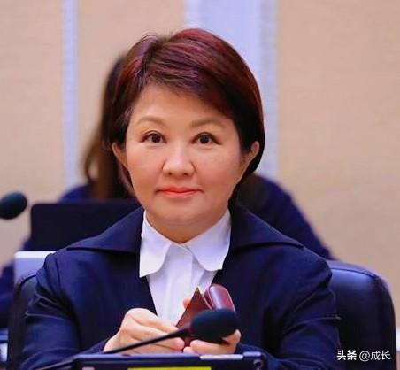 卢秀燕21日下午从外地飞回台中，在机场被记者问到蒋万安最新民调落后沈伯洋这件事，