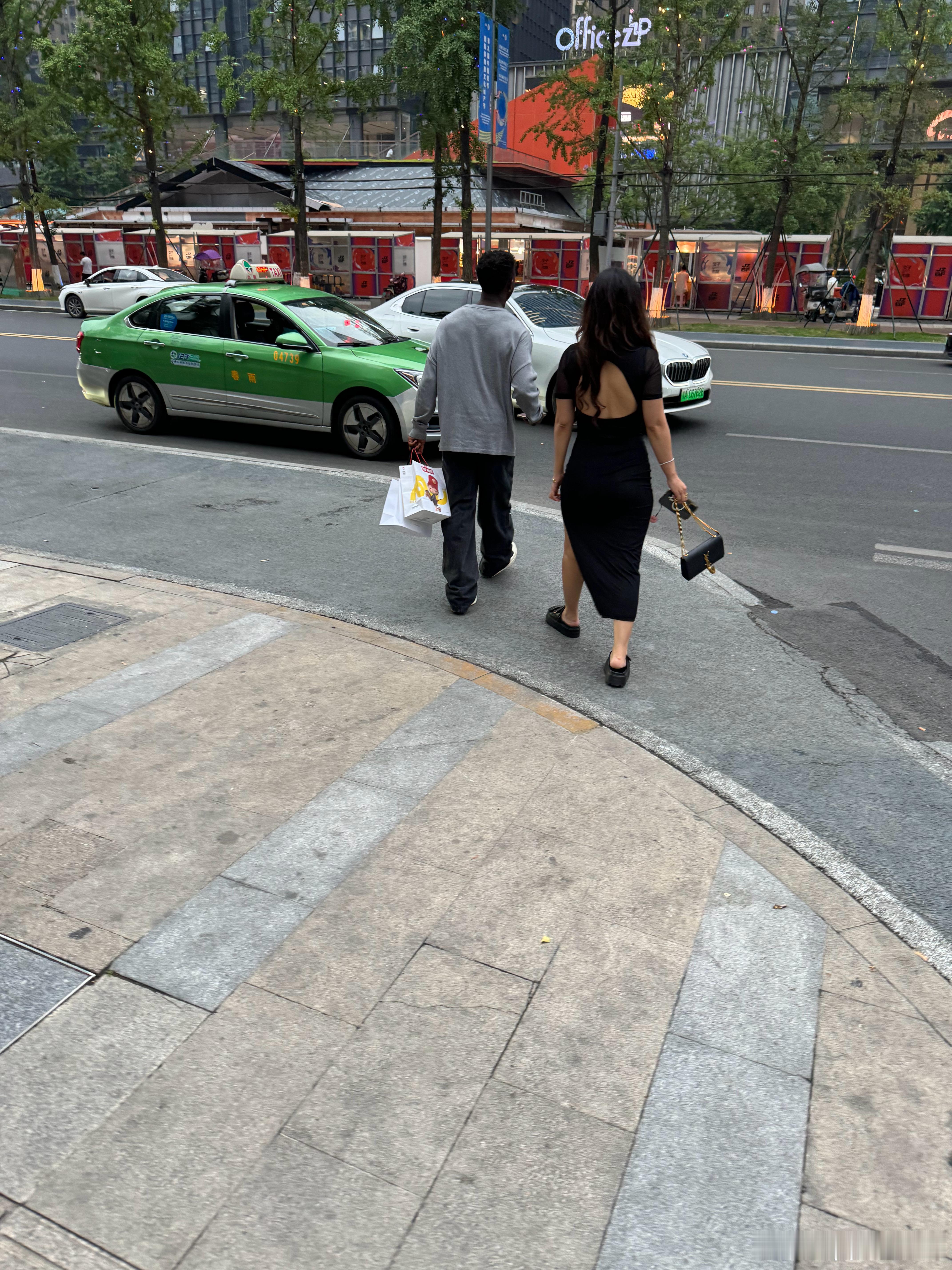 昨天发了个图在抖音，一个队的外援，结果评论说他结了婚的。 ​​​