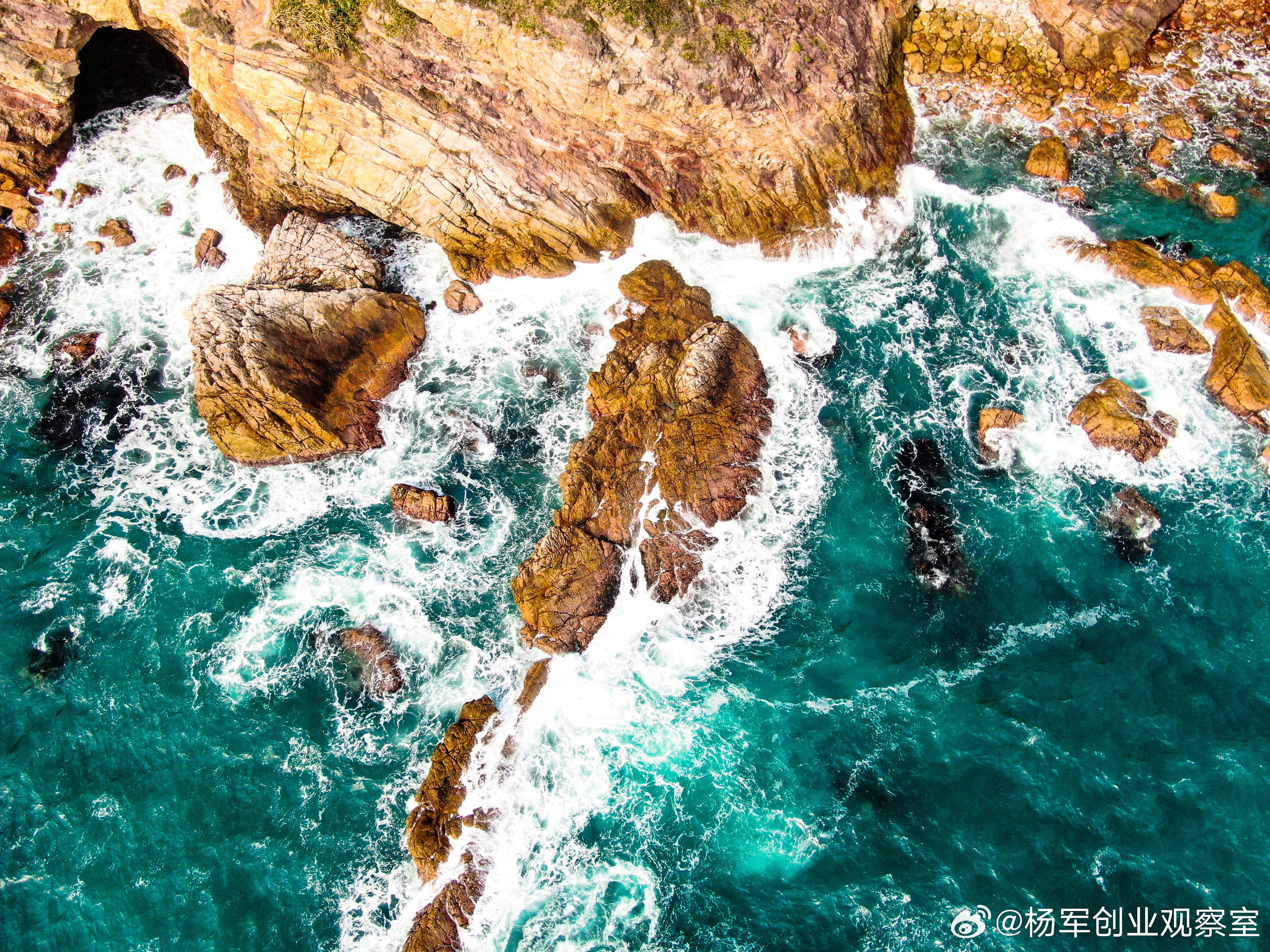 很多企业困于内耗、增长乏力，根源往往在组织设计。组织进化的核心逻辑，是从“命令控