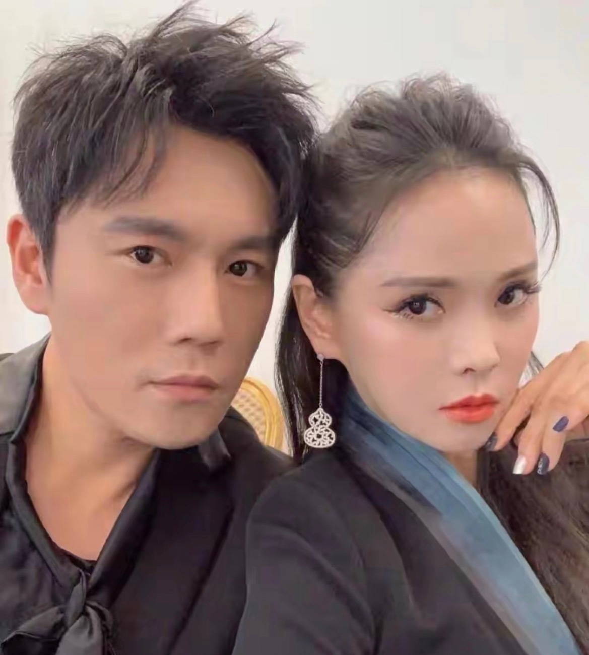 伊能静劝架把自己和秦昊劝分开了哈哈哈哈哈哈哈哈伊能静在前面缝缝补补秦昊在后面看着