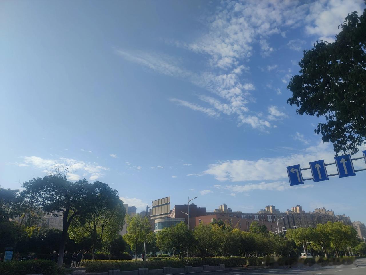 今天的天空超美～

白天等公交的时候直拍，

是不是很蓝很美～

蓝天白云，白云