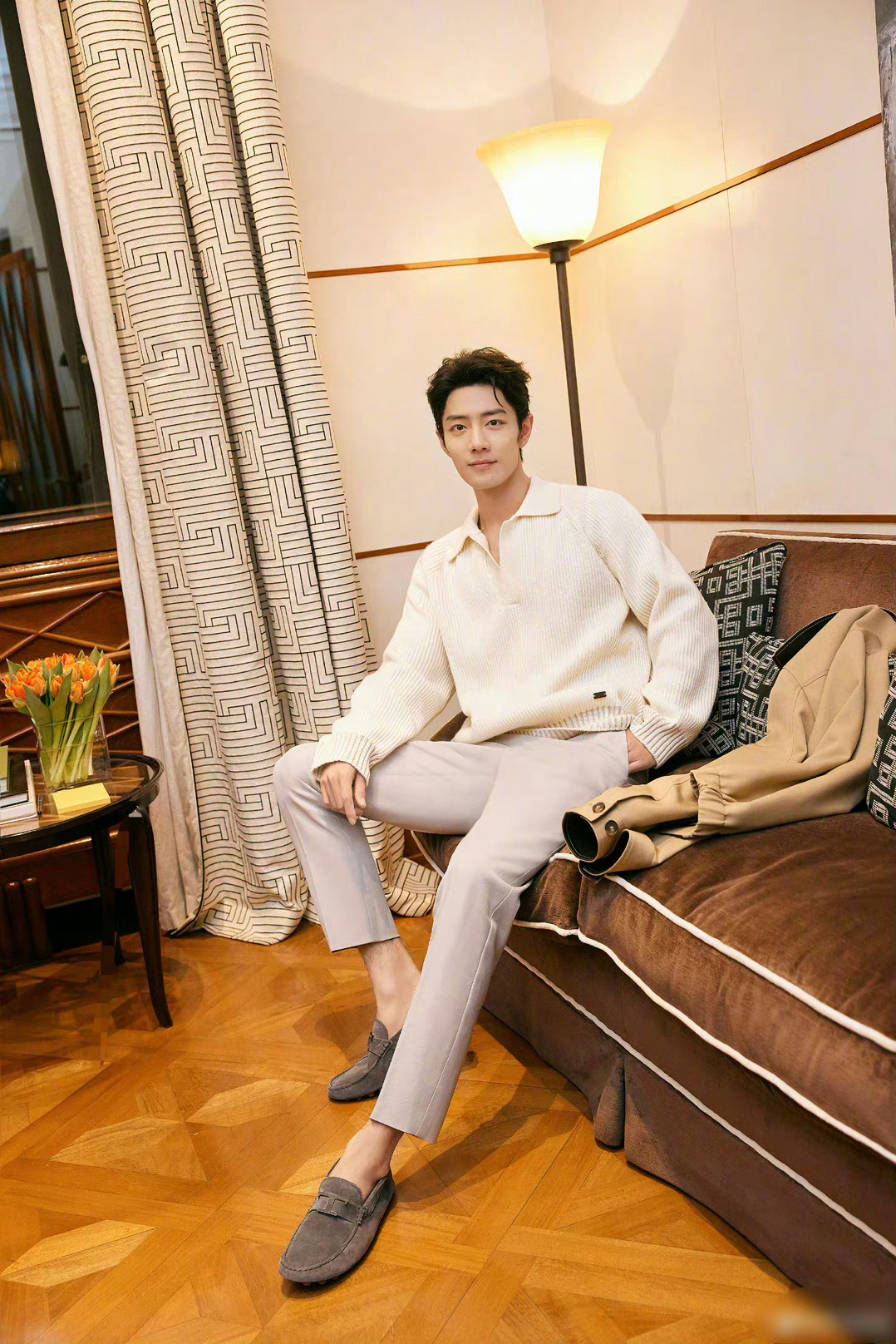 #肖战晚宴的衣服穿到了机场#一衣多搭，一件毛衣穿出了不同风格，肖战穿出了慵懒风休