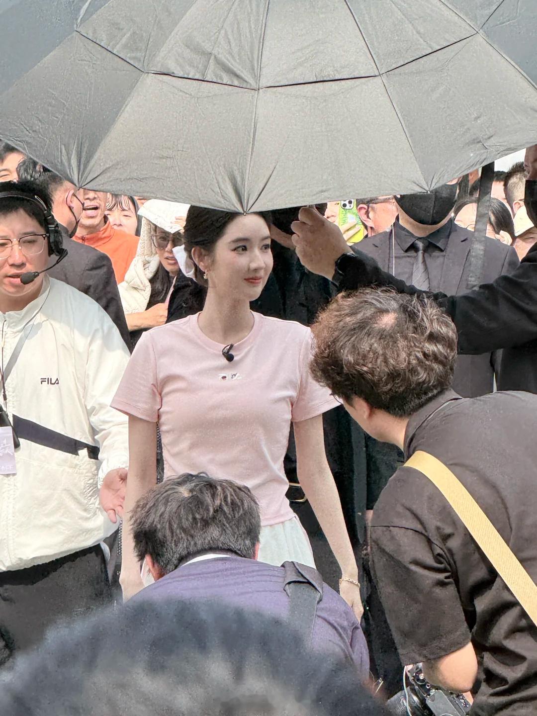 如果一个人特别会穿搭内娱最会穿的甜妹！王玉雯的私服审美真的绝了！慵懒随性又显身材