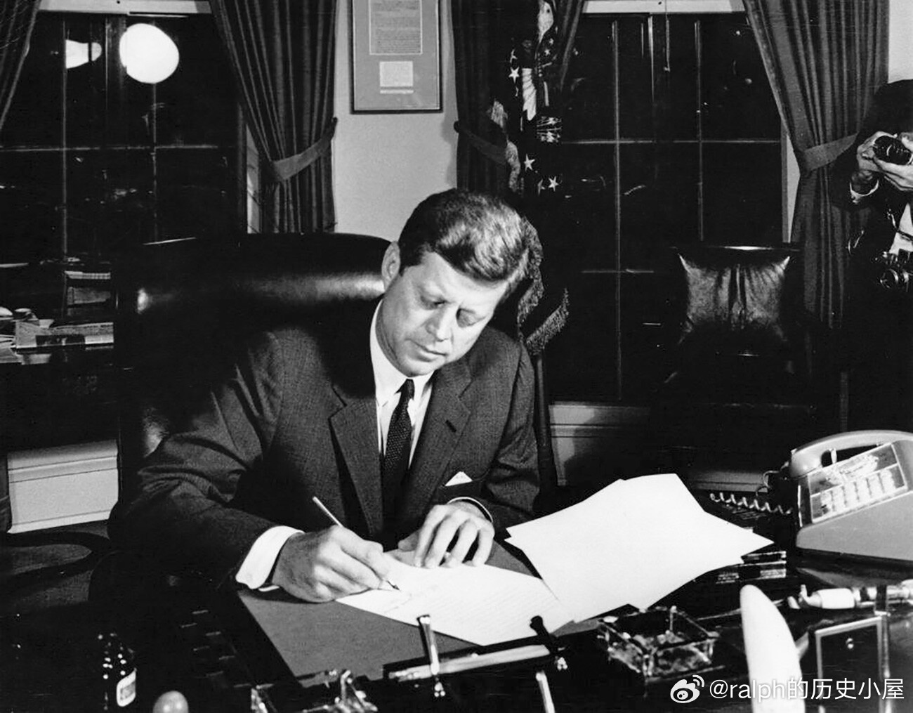 1962年10月23日肯尼迪在白宫签署禁止向古巴运送进攻性武器的禁令历史影像 ​