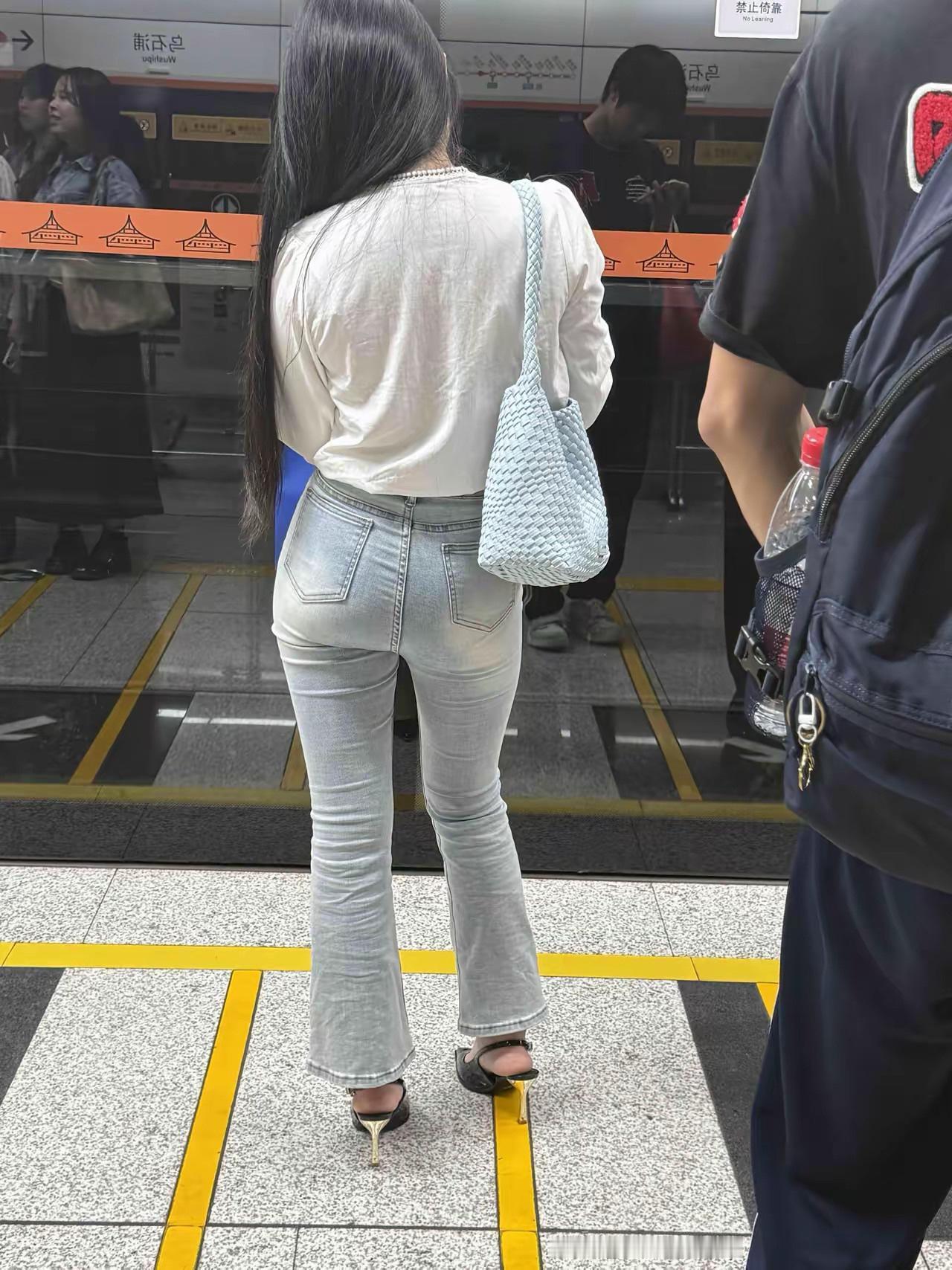 为什么披头发的人都喜欢歪着脑袋