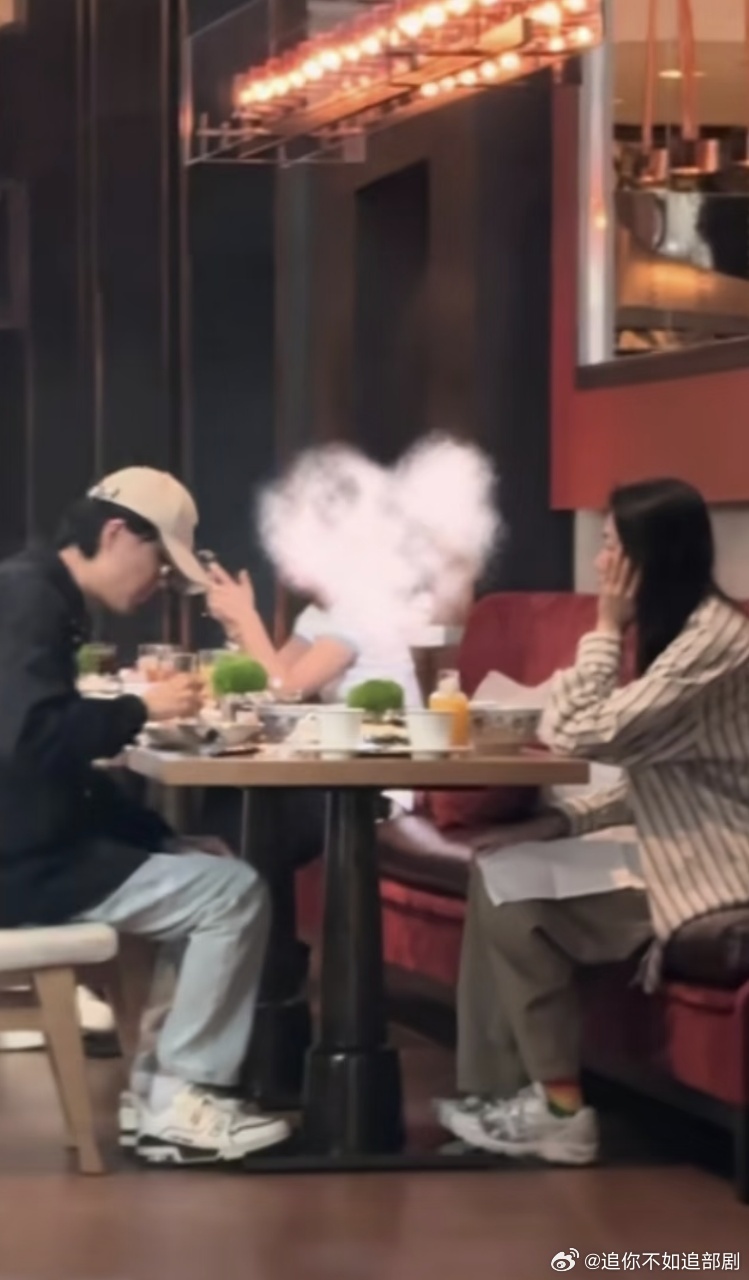 刚才回放“等到周五才分享”那秒，弹幕全“被这种延迟感动”。是啊，把快乐在心里捂热