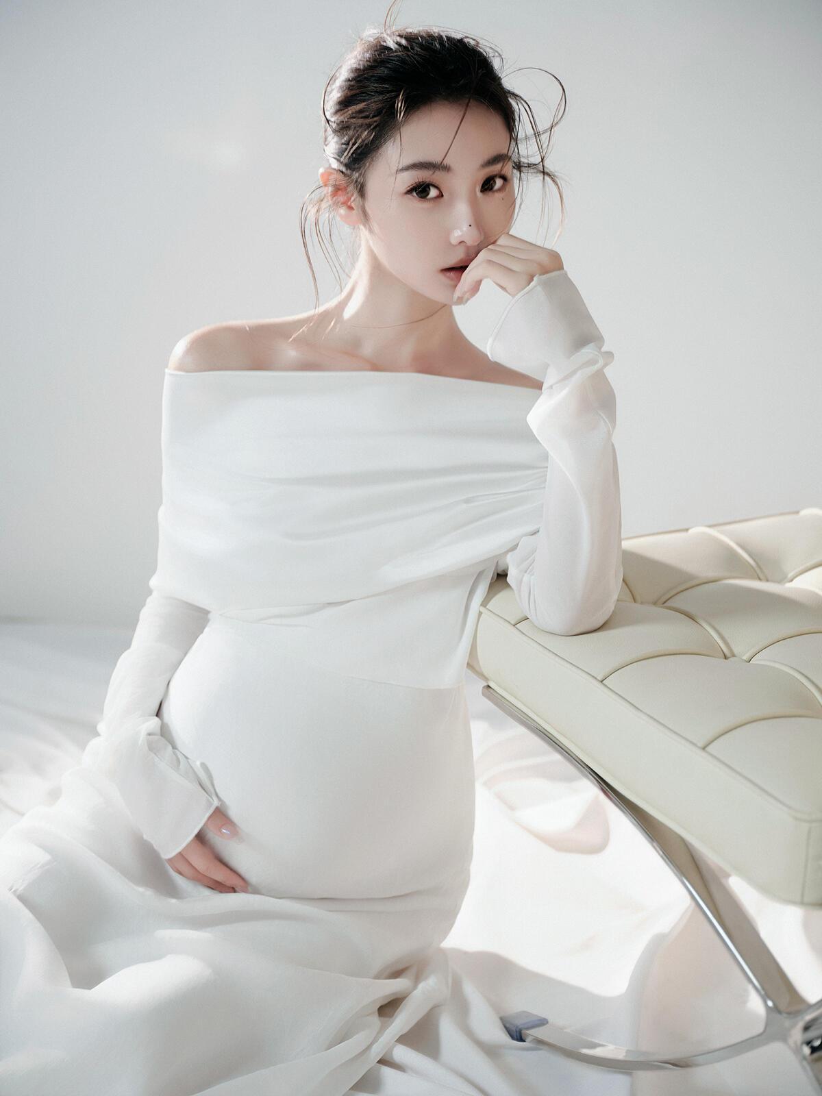 留白的温柔里，藏着生命悄然生长的弧度。
 -
松弛的发梢、垂坠的纱袖，把期待裹进